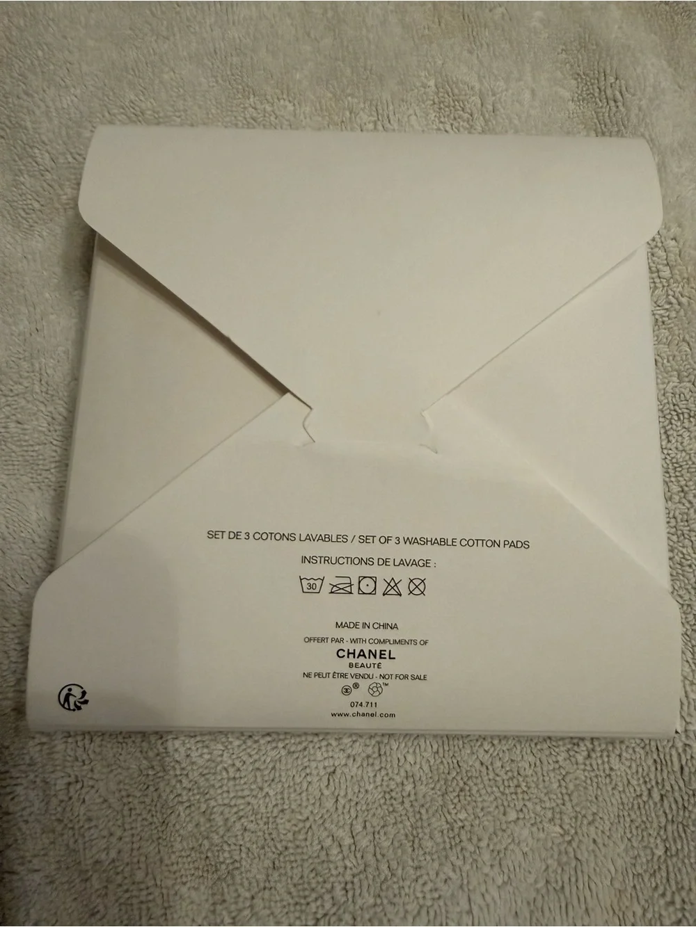 CHANEL N•1 White Reusable Facial Rounds with CC Pouch